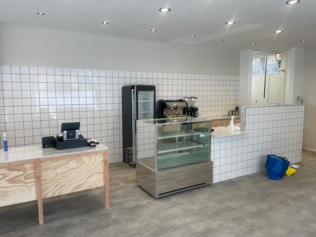 Ontdek de volledige renovatie van Boulangerie & Patisserie Michel in Rijswijk door Meelis Bouw. Van strakke plafonds met moderne verlichting tot op maat gemaakte meubels en een prachtige vloer – wij zorgen voor een stijlvolle en functionele inrichting.